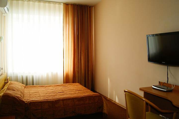Room 4 of 82
