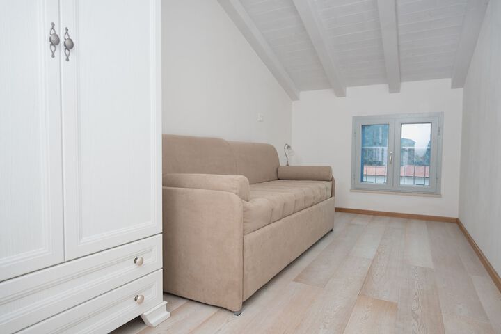 Room 6 of 11