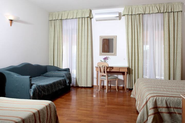 Room 12 of 33