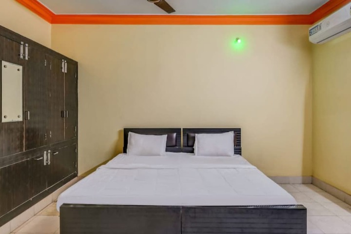 Room 13 of 18