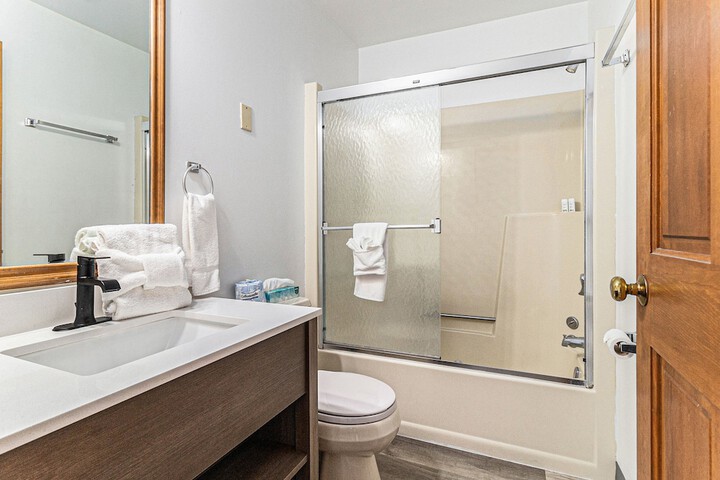 Economy Queen Bed Lake View Patio (16 of 82)