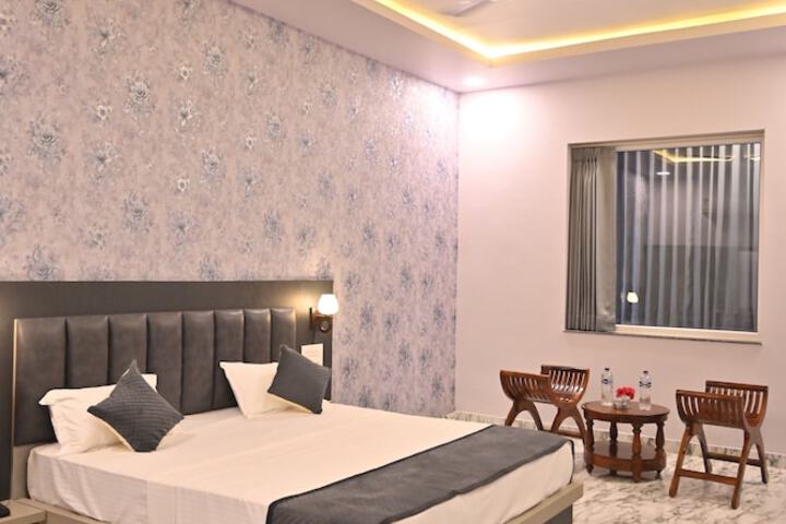 Room 4 of 16