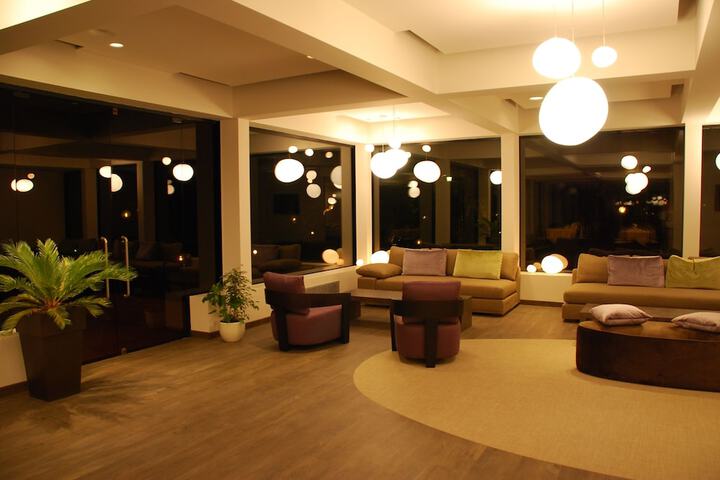 Entrance & Lobby