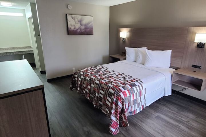 ADA Accessible Deluxe Queen Bed (8 of 8)