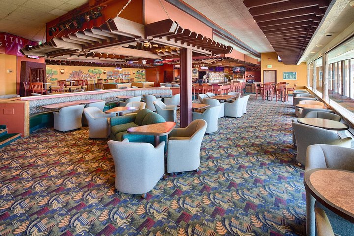 Lounge 44 of 63