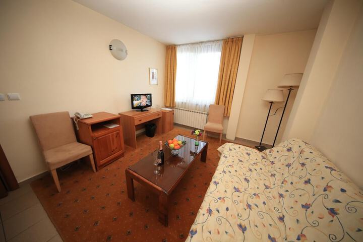 Room 15 of 48
