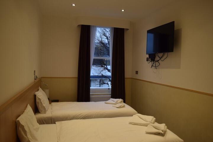 Room 14 of 90