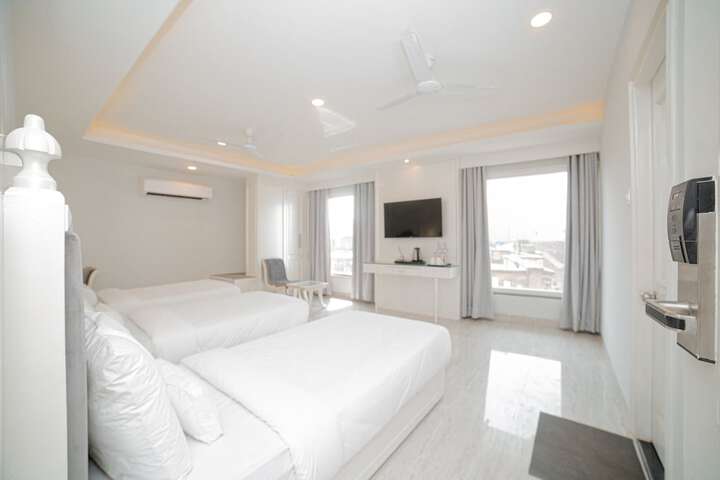 Room 16 of 76
