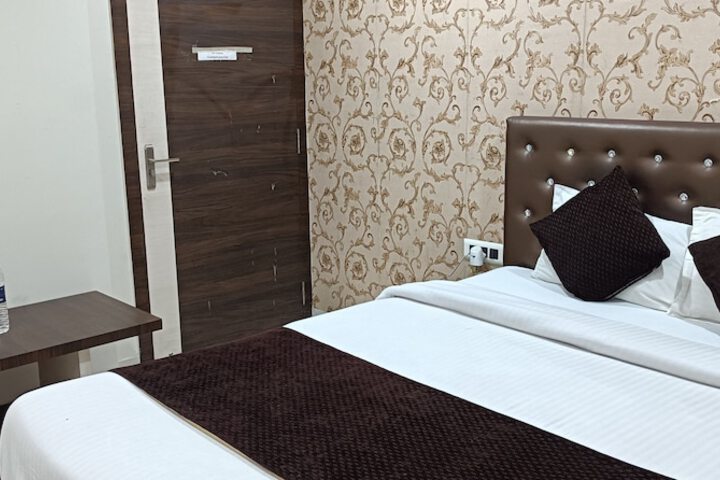Room 16 of 40