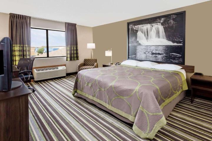 1 King Bed (3 of 16)