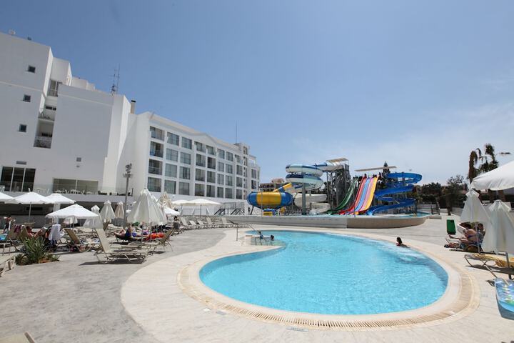 Hotel Pool