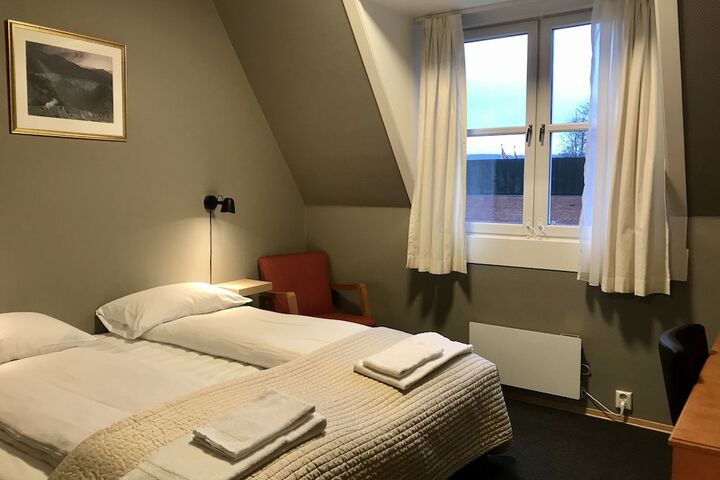 Room 2 of 28