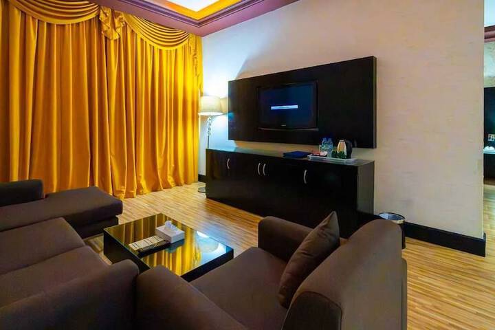 Room 8 of 11