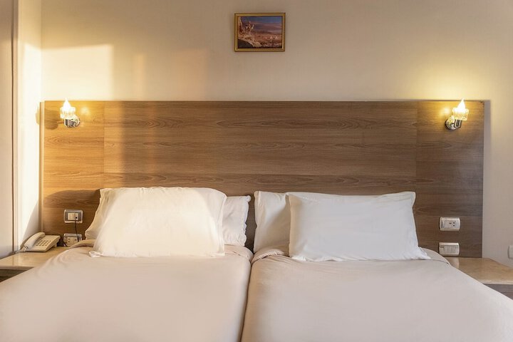 Room 10 of 127