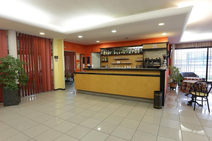 Lounge 17 of 21