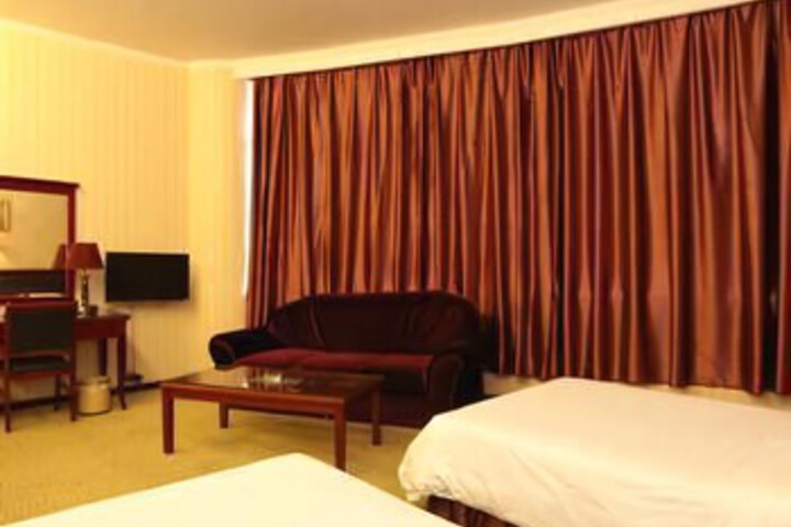 Room 4 of 8