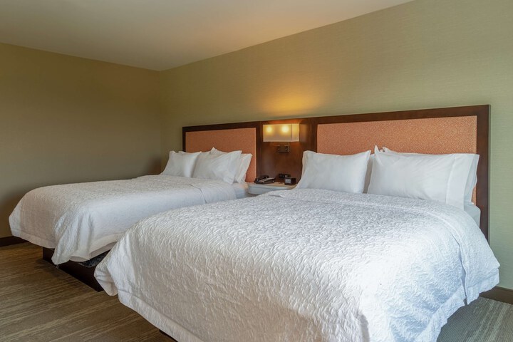 2 Queen Beds Hear Accessible Refrigerator Mic (2 of 4)