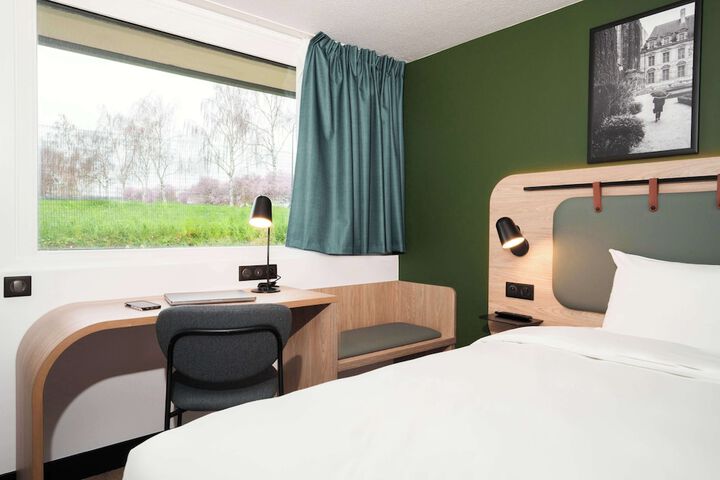 Room 8 of 42