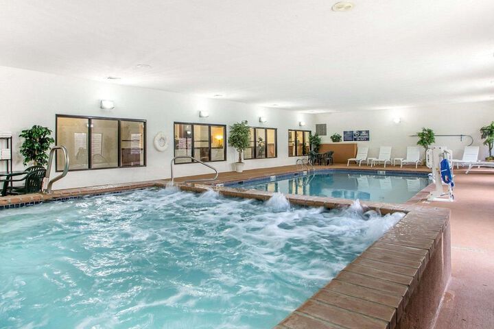 Swimming pool at Comfort Suites Jefferson City