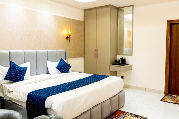 Room 6 of 10