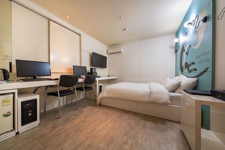 Room 17 of 30