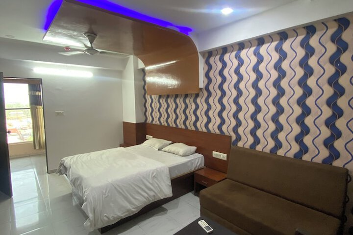 Room 8 of 14