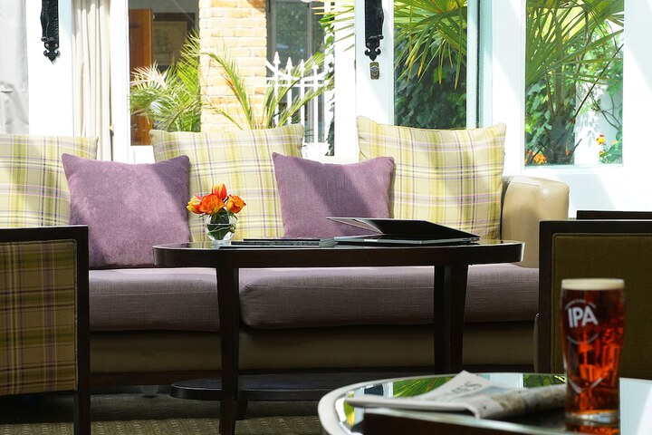 Lounge 53 of 67