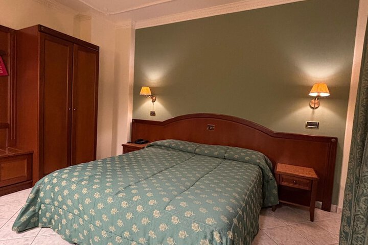 Room 8 of 41