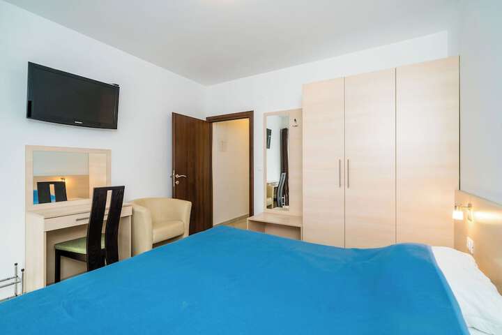 Room 9 of 106