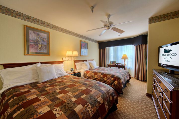 2 Bedrooms Suite King Bed 2 Queen Beds 2 Bathrooms Sofa Living Area Kitchen (6 of 22)