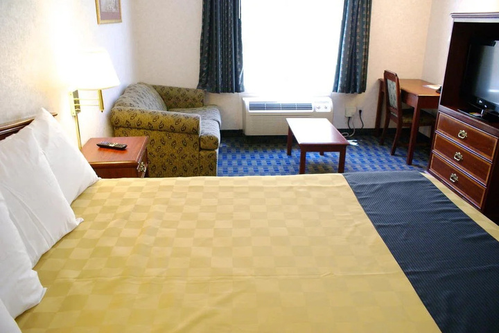 Room 8 of 12