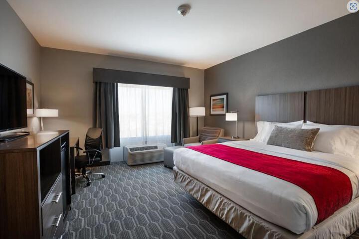 1 King Bed (3 of 4)