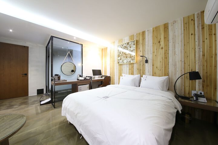 Room 33 of 70