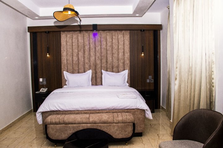 Room 5 of 14