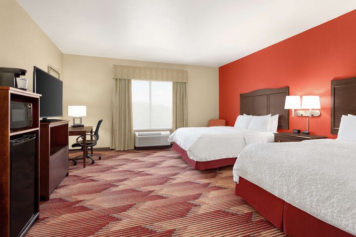 2 Queen Beds (9 of 10)