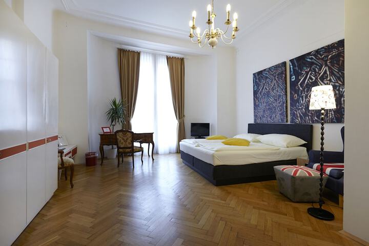 Room 11 of 28