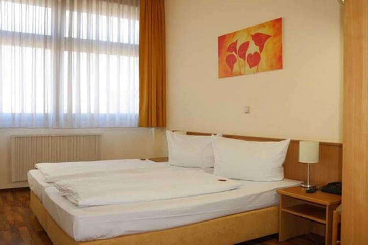 Room 6 of 25