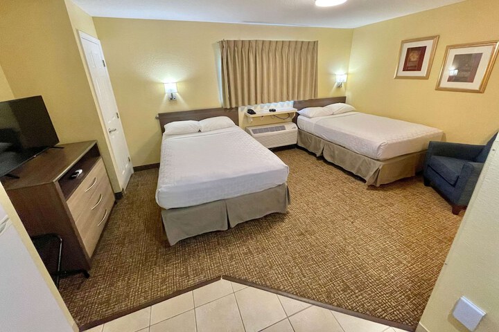 Double Accessible Queen Size Bed (7 of 11)