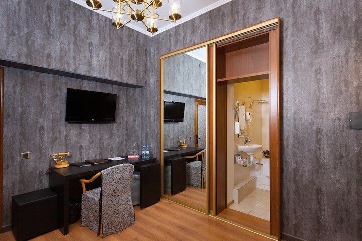 Room 27 of 170