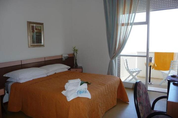 Room 10 of 27