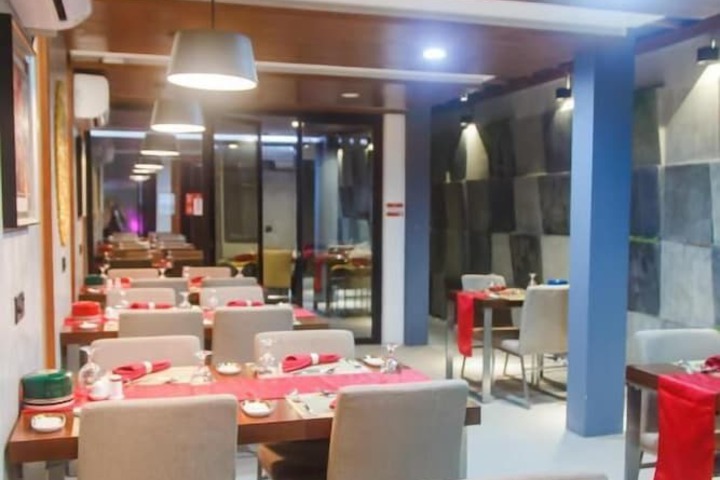 Dining 7 of 9