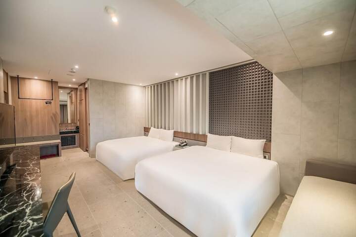 Room 8 of 28