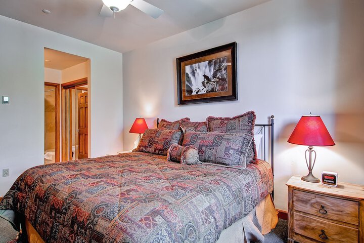 Room 8 of 210