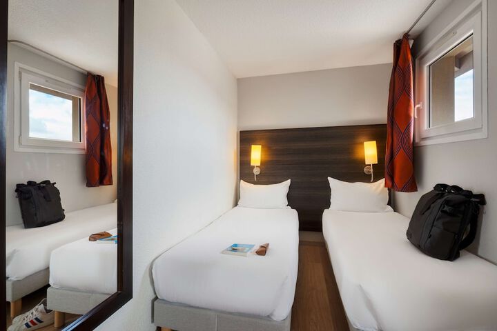 Room 25 of 41