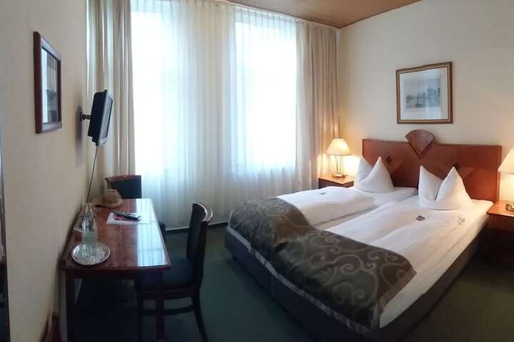 Room 47 of 100