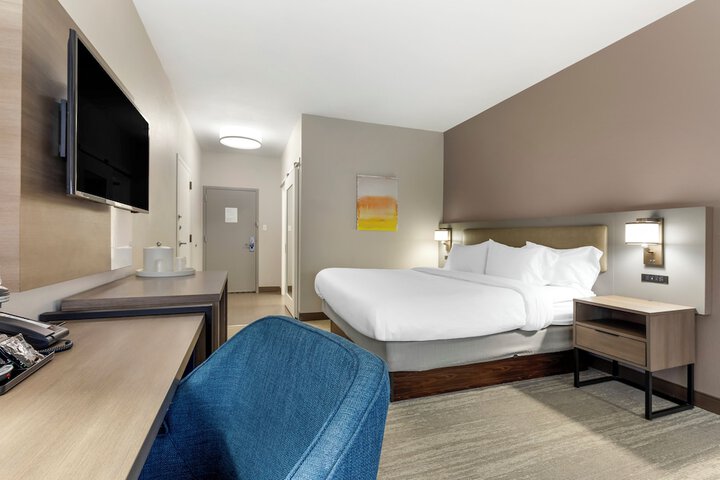 1 King Bed (1 of 11)