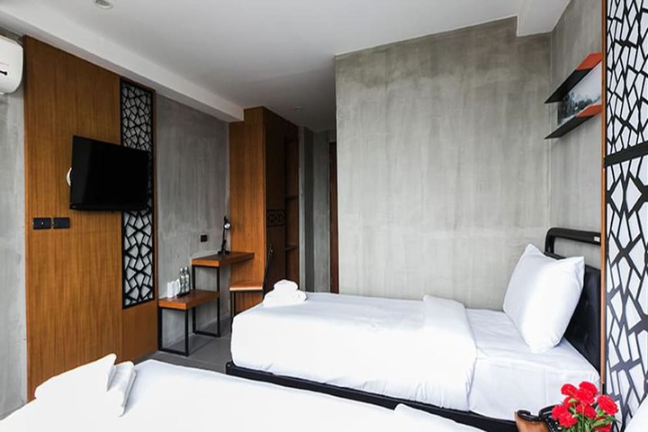 Room 5 of 32