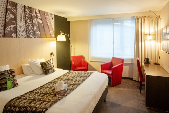 Room 32 of 65