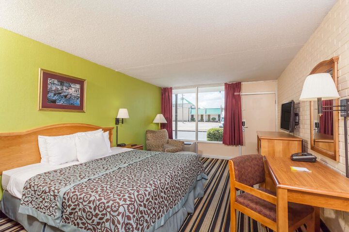 1 King Bed | (6 of 6)