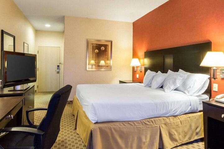 1 King Bed (7 of 15)